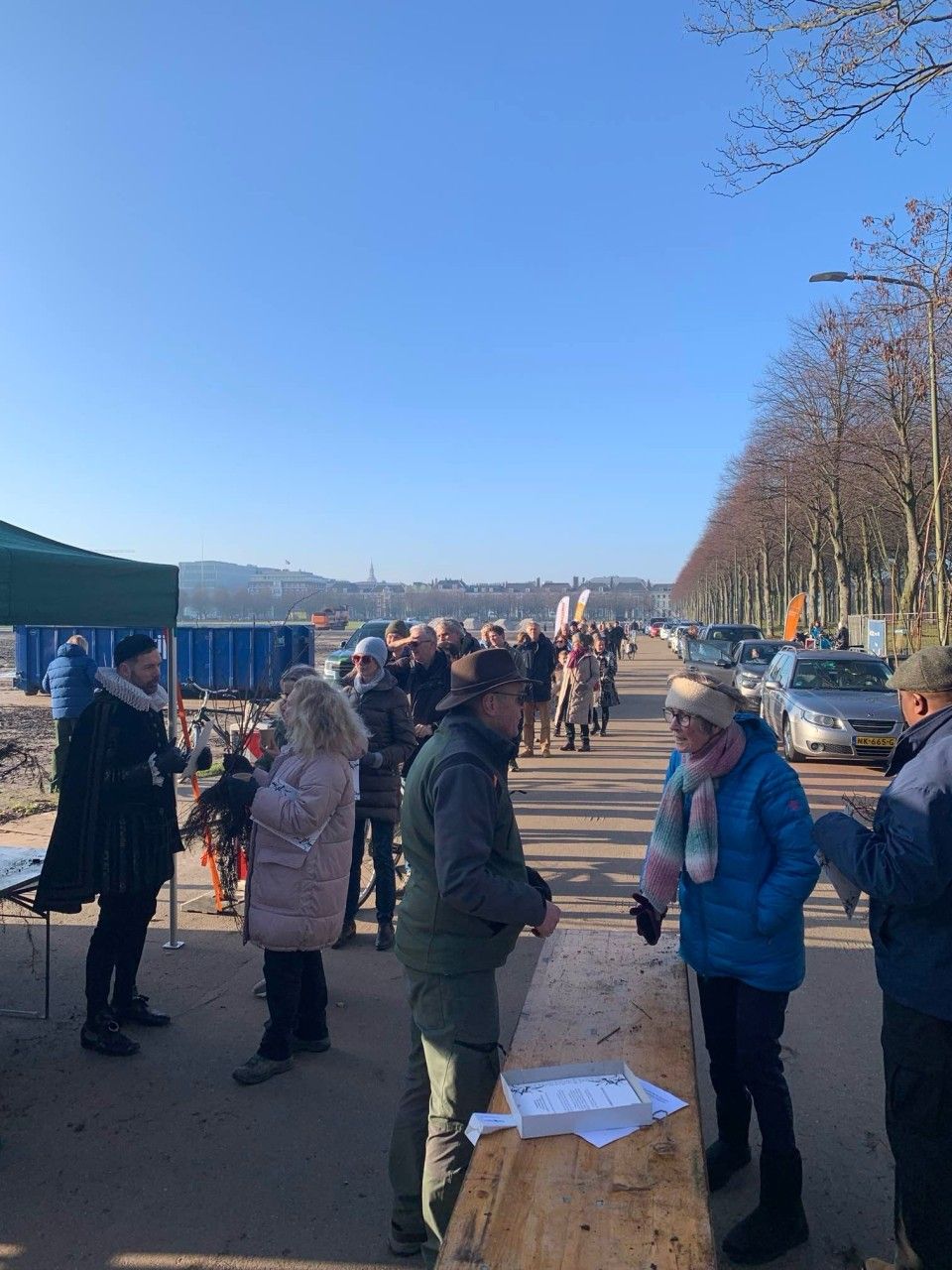 Boomuitdeelactie op het Malieveld me Willem van Oranje! | Stichting Bos dat van zichzelf is