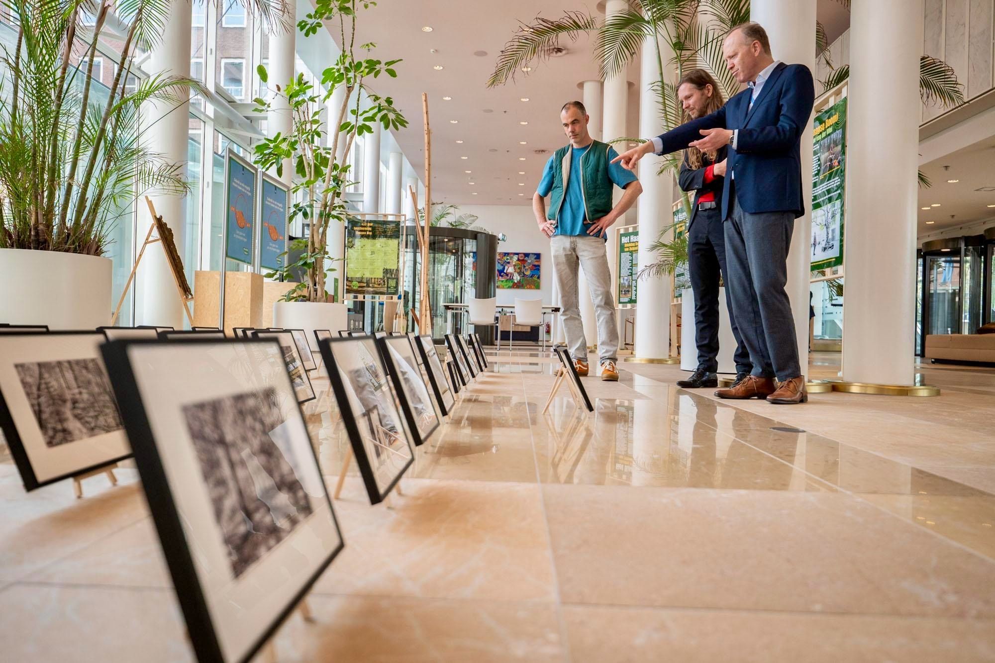 Deel tentoonstelling op het ministerie LVVN geopend door de Secretaris Generaal Roald Lapperre | Stichting Bos dat van zichzelf is